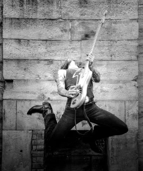 Guitarrista em preto e branco