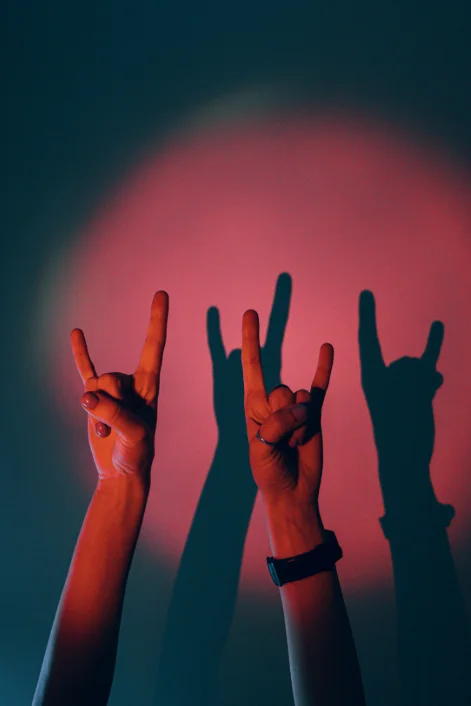 Mãos fazendo gesto do rock